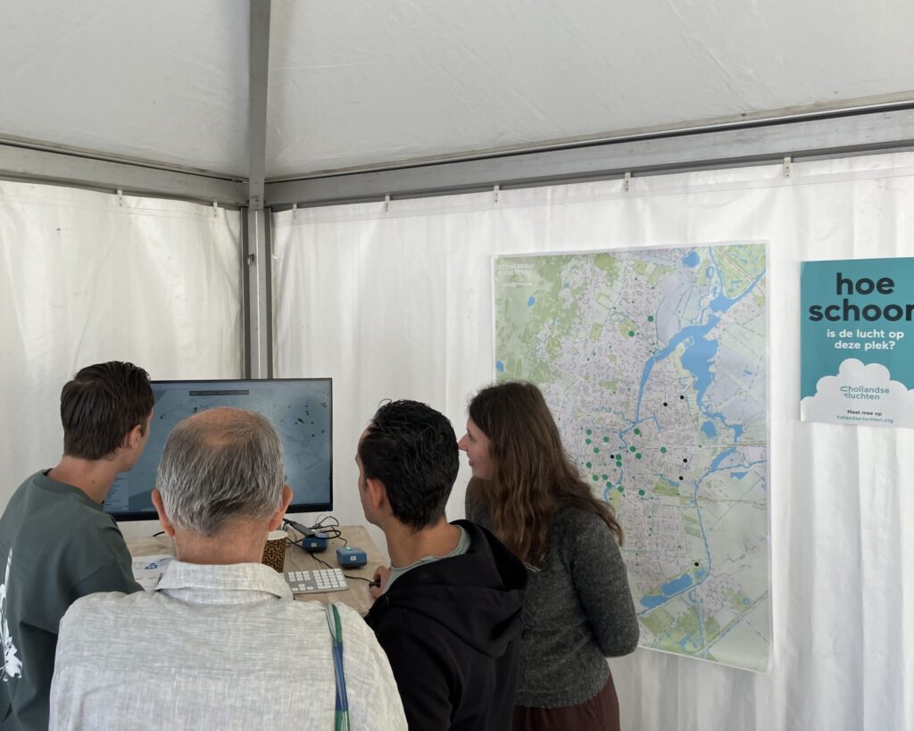 Mensen bekijken de Hollandse Luchten kaart op C the Future.